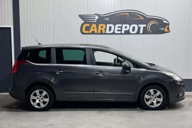 Peugeot 5008 (2012) thumbnail 4