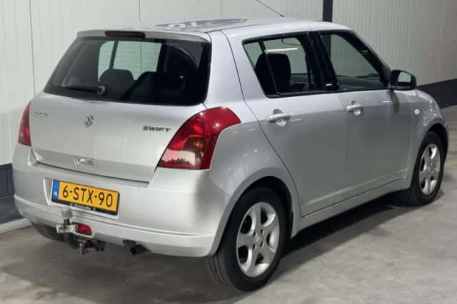 Suzuki Swift (2005) thumbnail 5