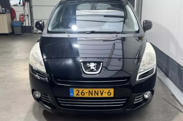 Peugeot 5008 (2010) thumbnail 2