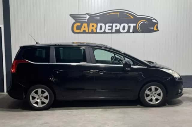 Peugeot 5008 (2010) thumbnail 4