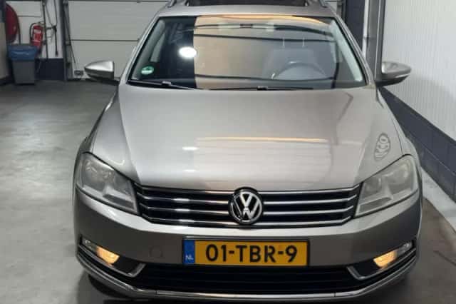 Volkswagen Passat (2012) thumbnail 2