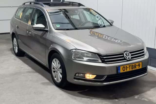 Volkswagen Passat (2012) thumbnail 3