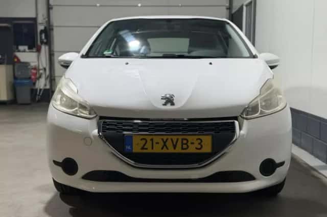 Peugeot 208 (2012) thumbnail 2