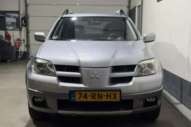 Mitsubishi Outlander (2005) thumbnail 2