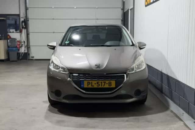 Peugeot 208 (2012) thumbnail 2