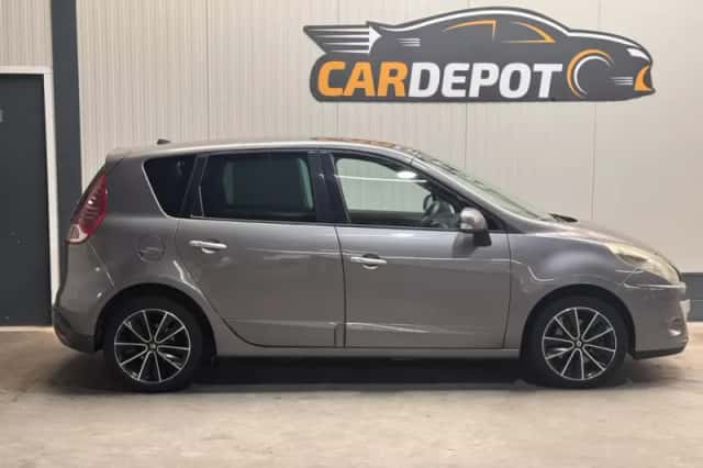 Renault Scénic (2011) thumbnail 4