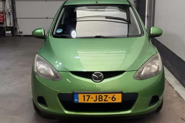 Mazda 2 (2009) thumbnail 2