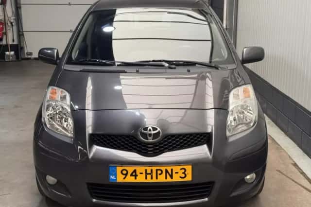 Toyota Yaris (2009) thumbnail 2