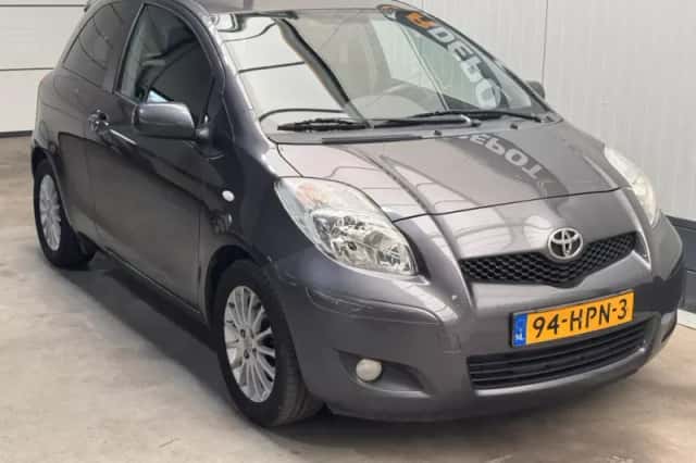Toyota Yaris (2009) thumbnail 3