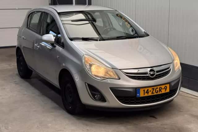 Opel Corsa (2011) thumbnail 3