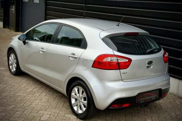Kia Rio (2011) thumbnail 4