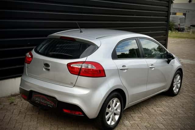 Kia Rio (2011) thumbnail 5