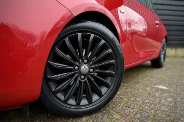 Opel Adam (2015) thumbnail 3