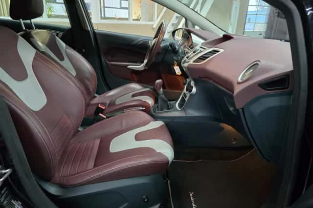 Ford Fiesta (2011) thumbnail 3
