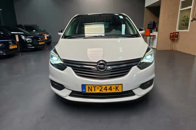 Opel Zafira (2017) thumbnail 3