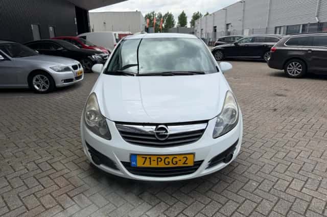 Opel Corsa (2011) thumbnail 3