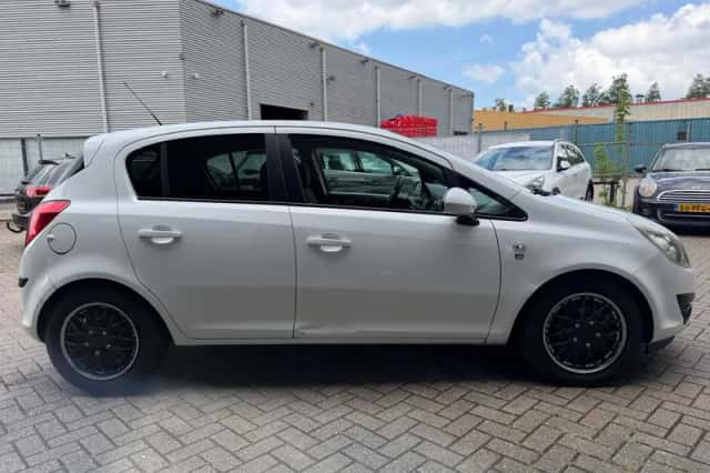 Opel Corsa (2011) thumbnail 5