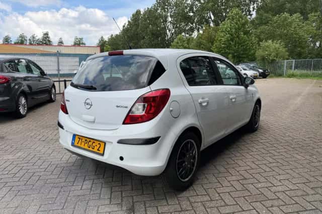 Opel Corsa (2011) thumbnail 6
