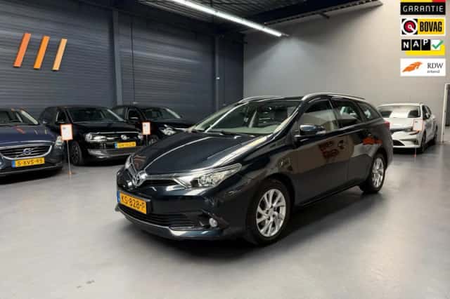 Toyota Auris (2016) thumbnail 2