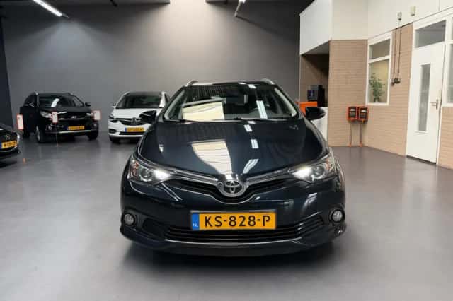 Toyota Auris (2016) thumbnail 3