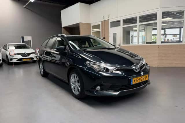 Toyota Auris (2016) thumbnail 4
