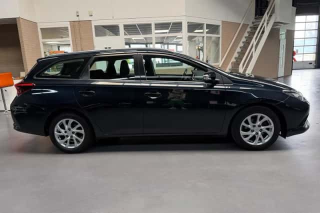 Toyota Auris (2016) thumbnail 5