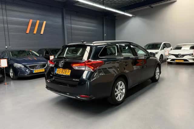 Toyota Auris (2016) thumbnail 6