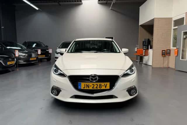 Mazda 3 (2016) thumbnail 3