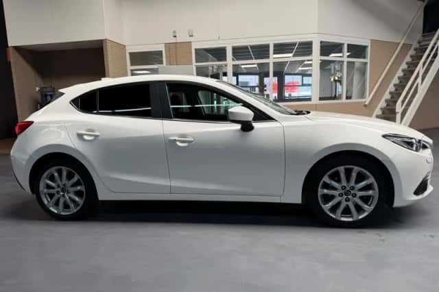 Mazda 3 (2016) thumbnail 5