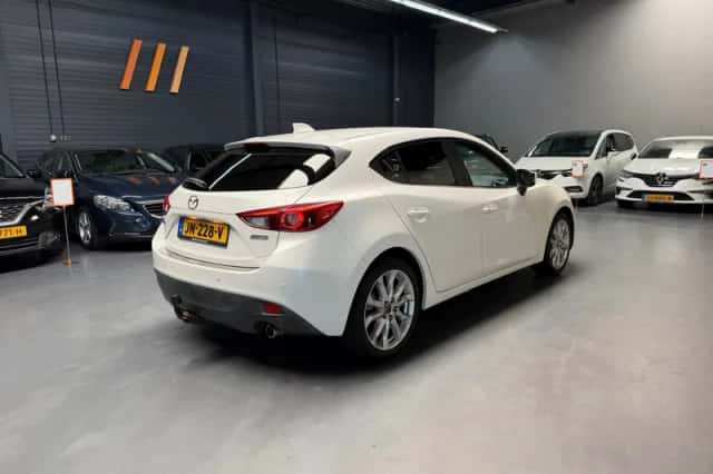 Mazda 3 (2016) thumbnail 6