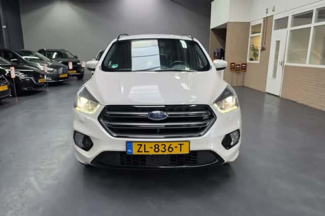 Ford Kuga (2019) thumbnail 3