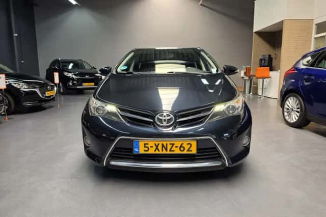 Toyota Auris (2014) thumbnail 3
