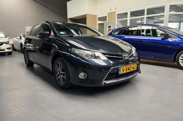 Toyota Auris (2014) thumbnail 4