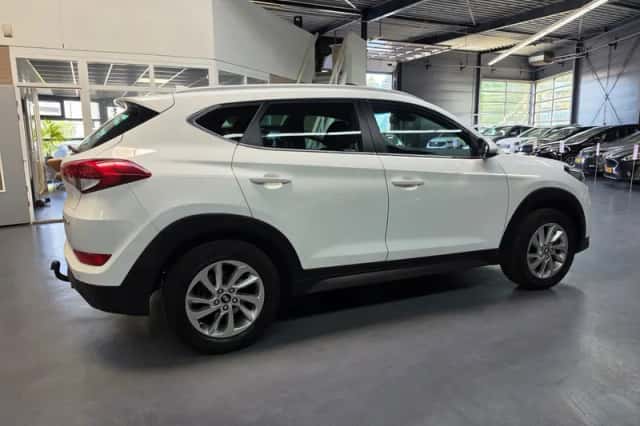 Hyundai Tucson (2015) thumbnail 4
