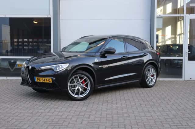 Alfa Romeo Stelvio (2017) thumbnail 1
