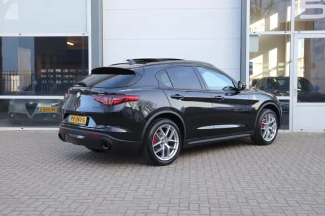 Alfa Romeo Stelvio (2017) thumbnail 2