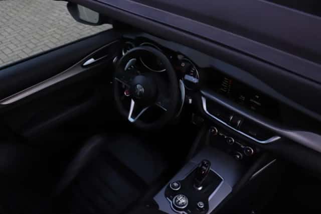 Alfa Romeo Stelvio (2017) thumbnail 3