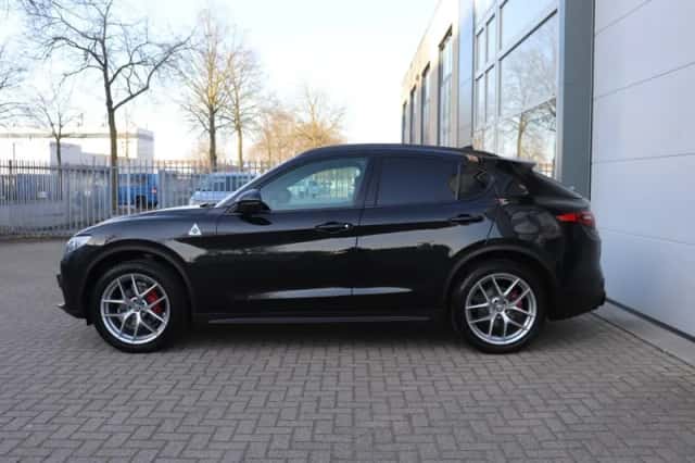 Alfa Romeo Stelvio (2017) thumbnail 4