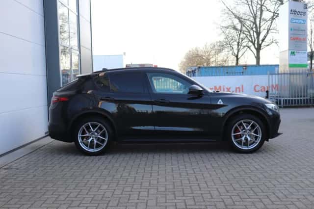 Alfa Romeo Stelvio (2017) thumbnail 5