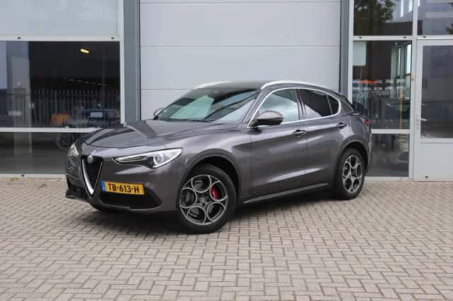 Alfa Romeo Stelvio (2018) thumbnail 1