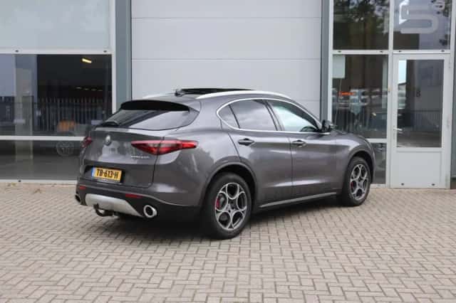 Alfa Romeo Stelvio (2018) thumbnail 2