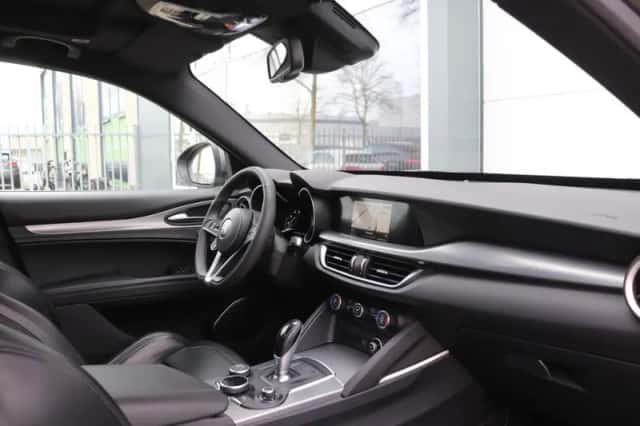 Alfa Romeo Stelvio (2018) thumbnail 3
