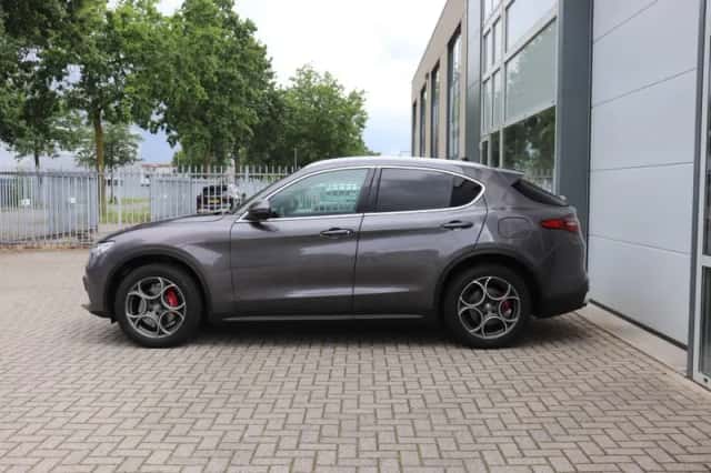 Alfa Romeo Stelvio (2018) thumbnail 4