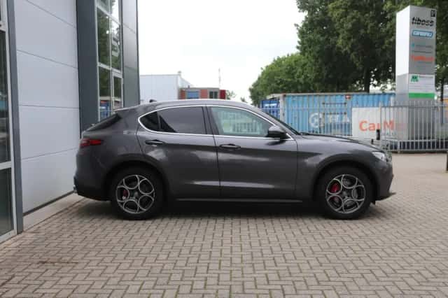 Alfa Romeo Stelvio (2018) thumbnail 5