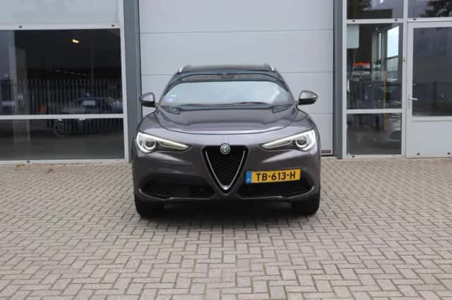 Alfa Romeo Stelvio (2018) thumbnail 6
