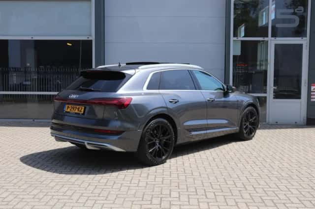 Audi e-tron (2022) thumbnail 2