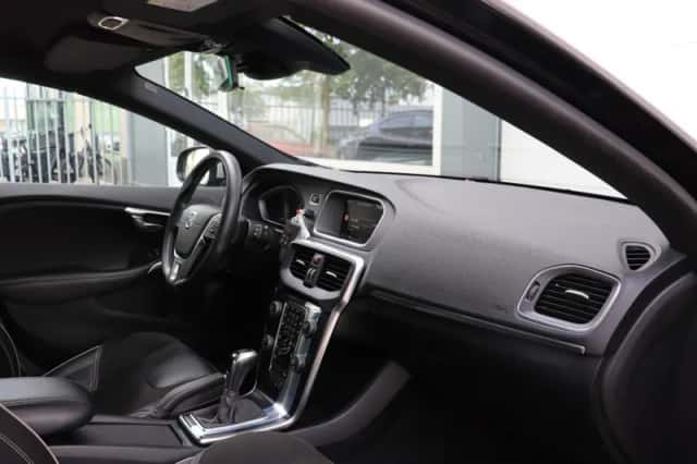 Volvo V40 (2015) thumbnail 3
