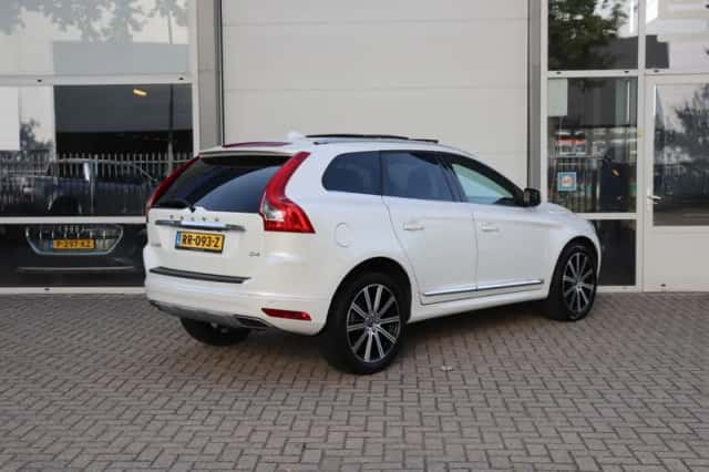 Volvo XC60 (2016) thumbnail 2