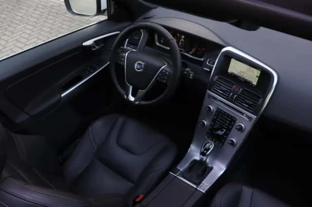 Volvo XC60 (2016) thumbnail 3