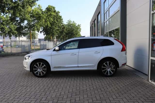 Volvo XC60 (2016) thumbnail 4
